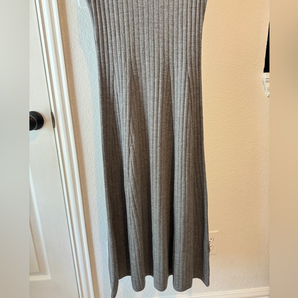 BANANA REPUBLIC Andiamo
Dress~ 100% Fine Merino Wool~ Ribbed Midi Knit Size S - Picture 4 of 9